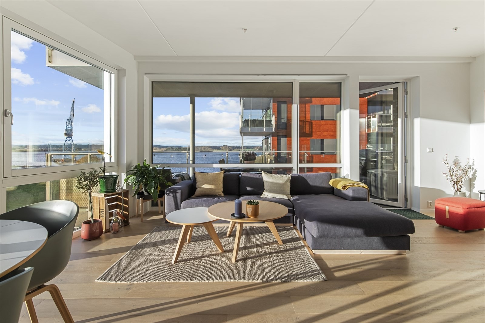 Materialvalgene er nøye tilpasset en moderne livsstil, og det er benyttet 1-stavs eikeparkett i samtlige rom - med unntak av baderommet som er flislagt. Galleribilde