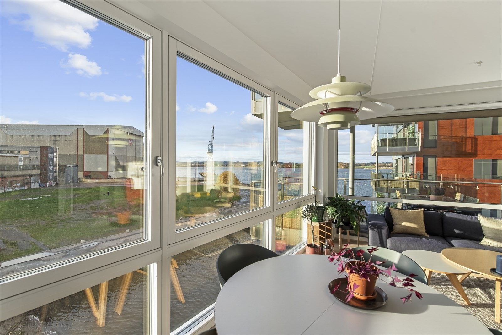 Stuen oppleves som lys, luftig og romslig, med store vindusflater som slipper inn rikelig med dagslys og gir flott utsikt mot sjøen. Galleribilde