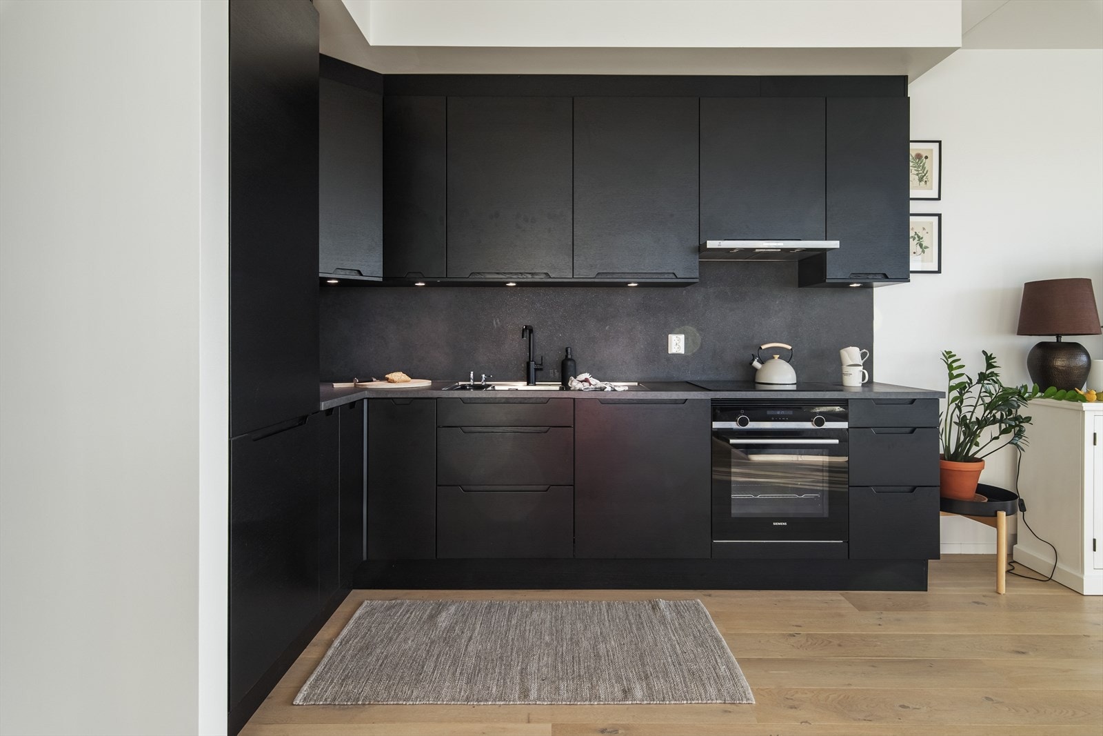 Innredningen er moderne med mørke, slette fronter og benkeplate i tiltalende gråtone. Galleribilde