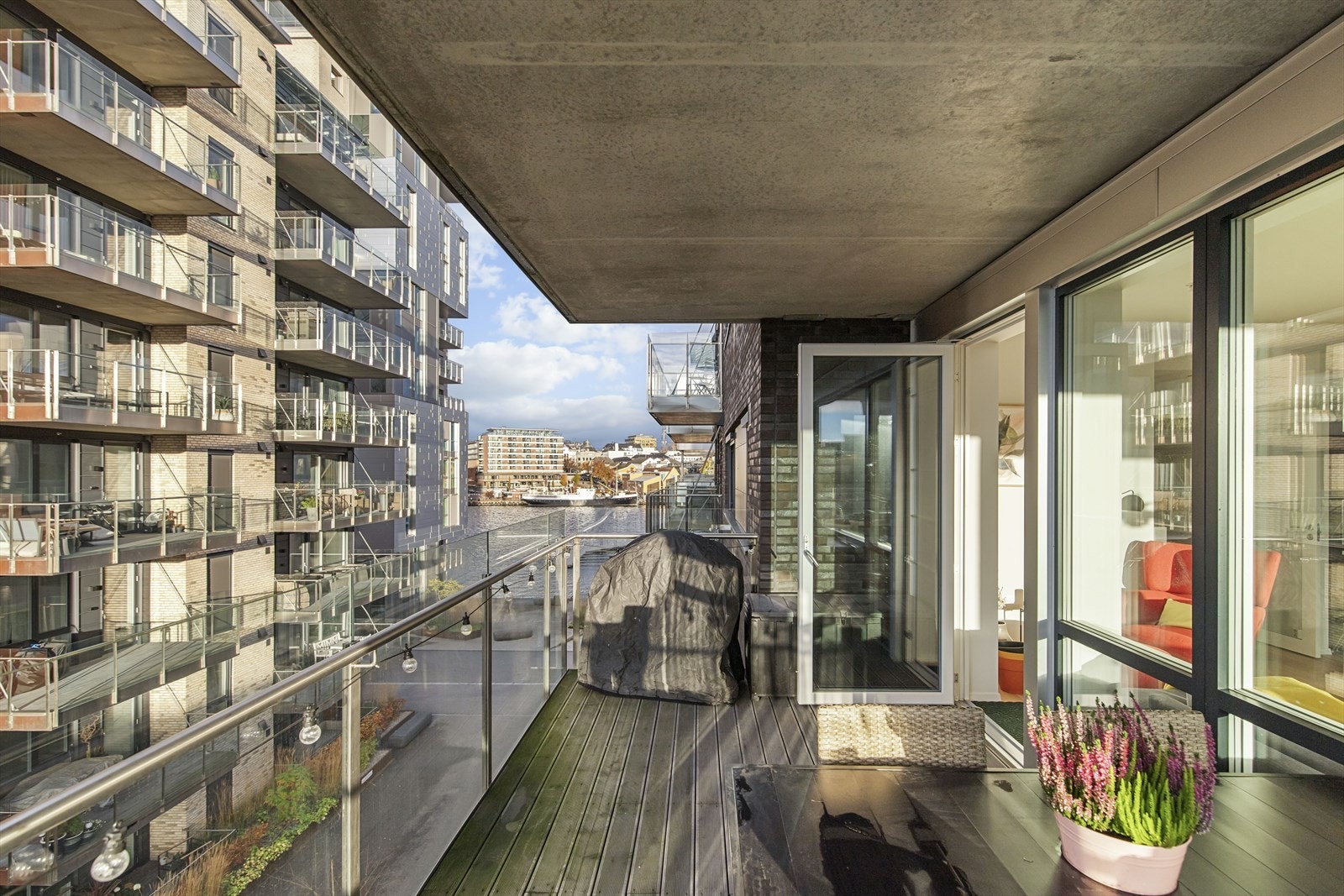 Leiligheten ligger på Kaldnes Brygge i Tønsberg kommune, med kort gangavstand til Tønsberg sentrum over gangbroen. Galleribilde