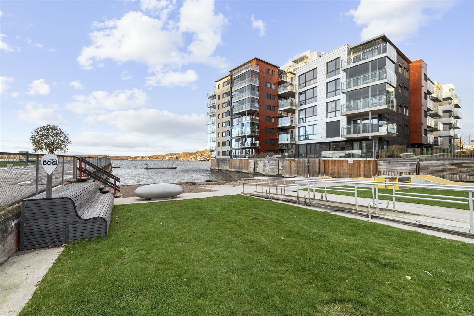 Rambergveien 43B fremstår som en moderne, velholdt og smakfull bolig med gjennomgående høy standard og et tidsriktig uttrykk. Galleribilde