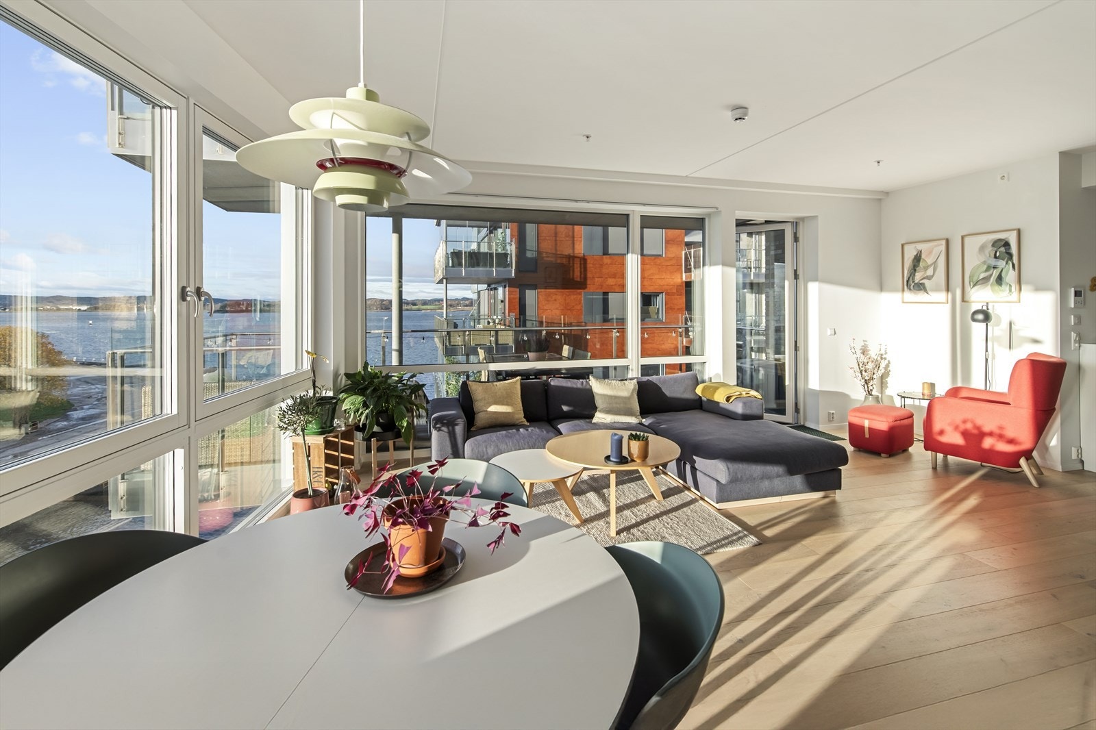 En stilren og moderne leilighet fra 2021 med et helhetlig og tidsriktig uttrykk, både utvendig og innvendig. Galleribilde