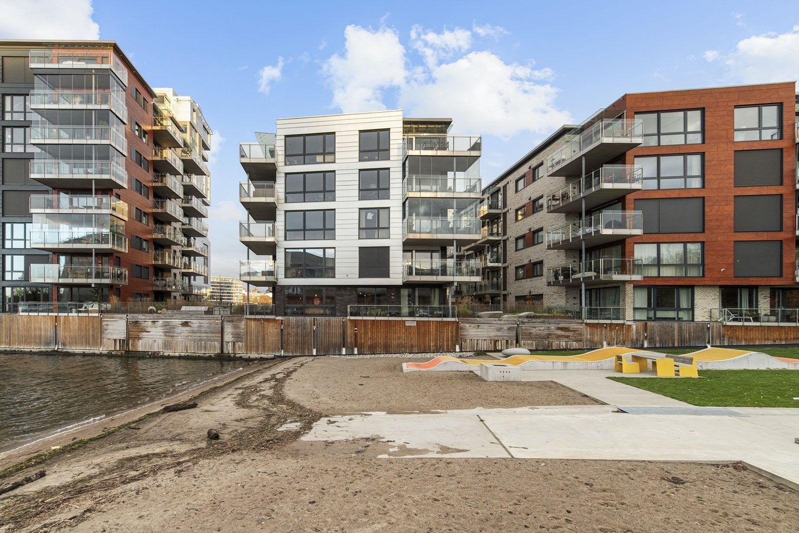 Tønsberg en populær by som har sitt absolutte høydepunkt sommerstid, med stor turisme og et yrende folkeliv. Langs bryggene i Tønsberg kan du nyte av båtlivets gleder, eller et stort utvalg av restauranter, kafeer og barer. Galleribilde