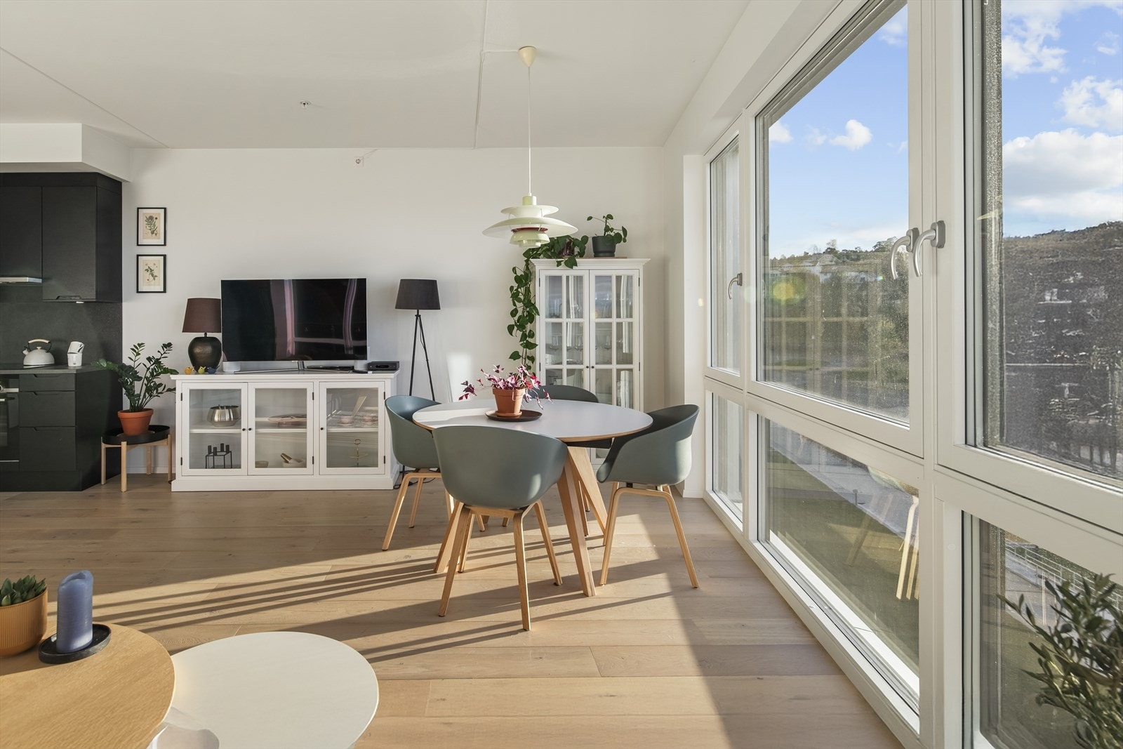 Det romslige oppholdsrommet gir god plass for spiseromsmøblement. Galleribilde