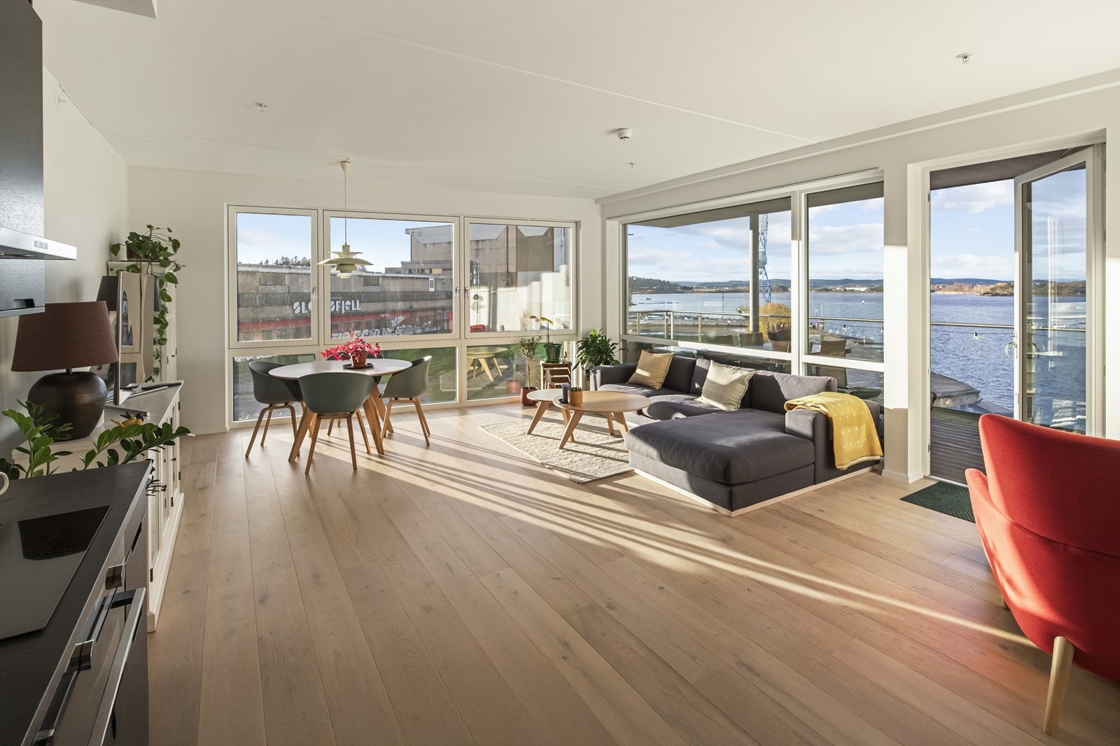 Den gode takhøyden bidrar til en behagelig romfølelse og gir rommet et særpreg. Galleribilde