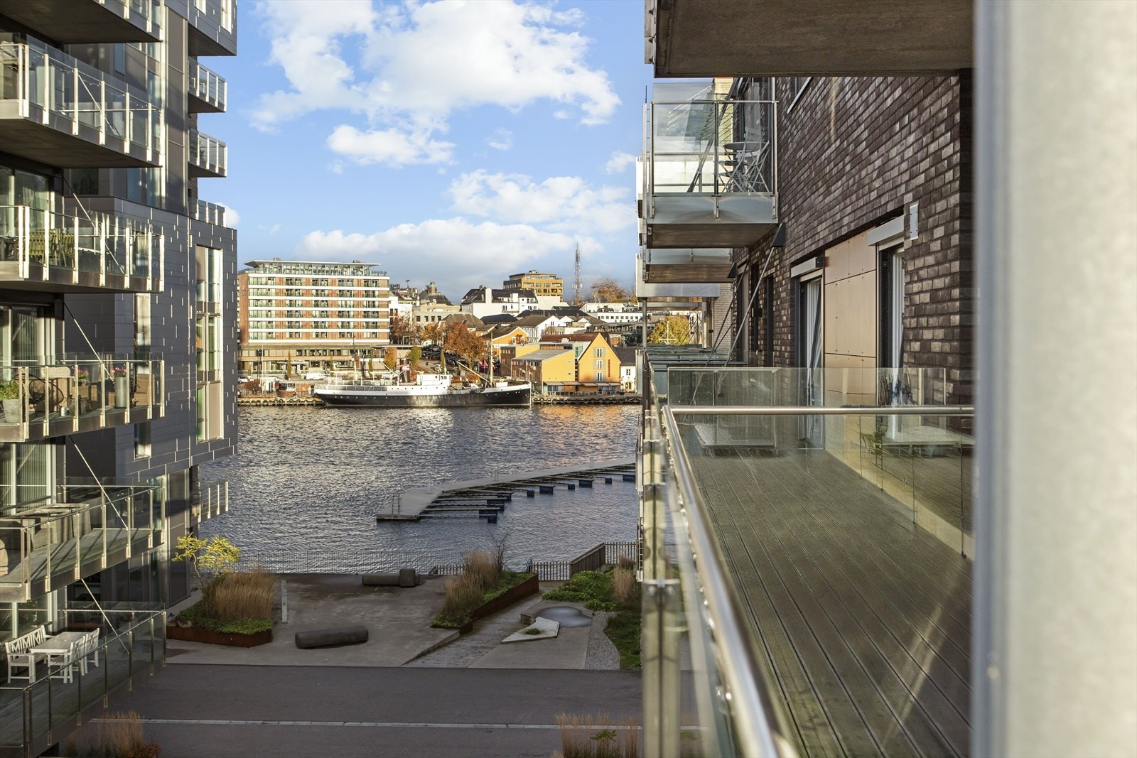 Stedet ligger idyllisk til, i vannkanten ved bystranden med flere badebrygger, båthavn der det er mulig å kjøpe eller leie båtplass, spisesteder, cafeer, butikker, grøntområder og lekeplass i umiddelbar nærhet. Galleribilde