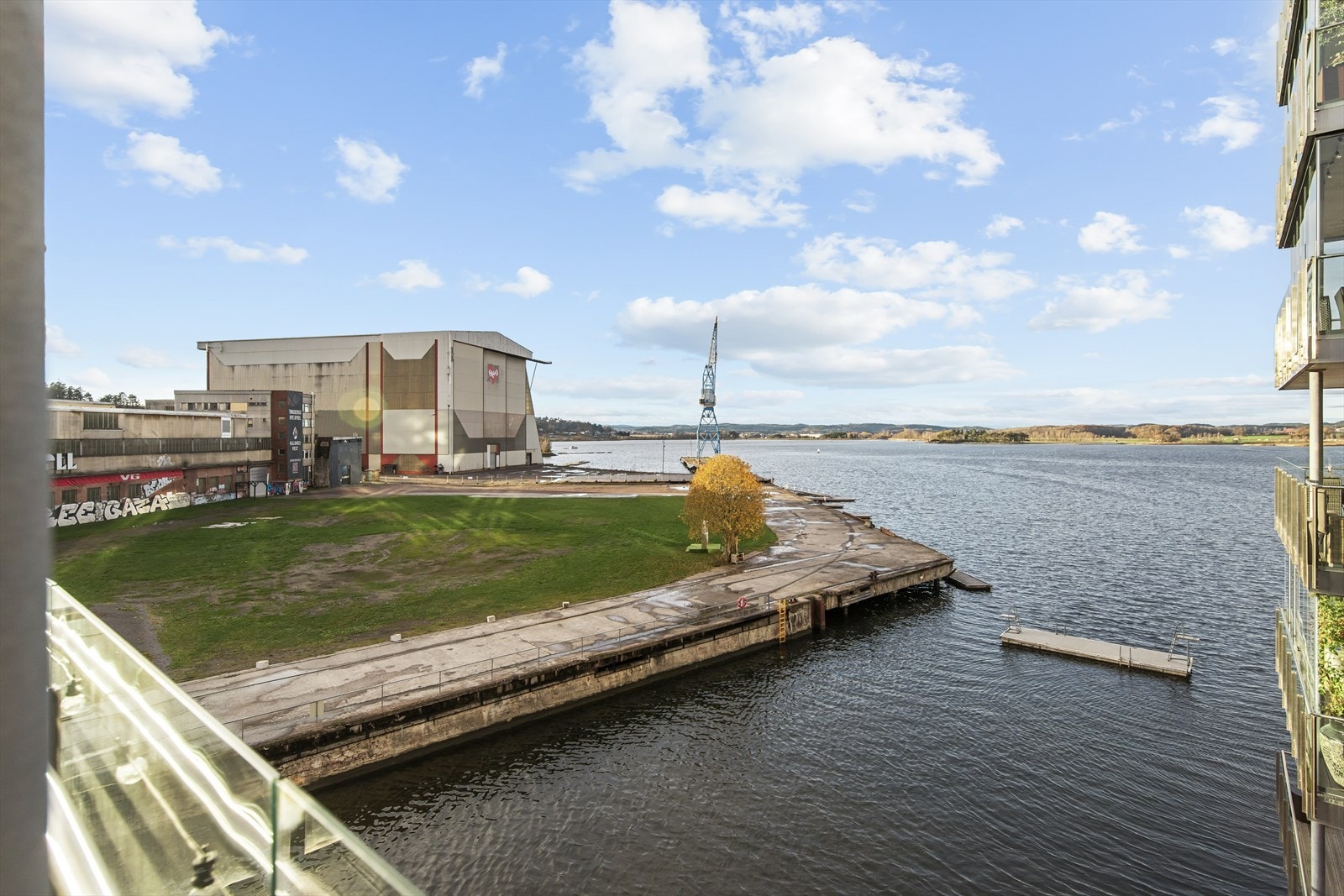 Det er også kort vei til offentlig kommunikasjon, skoler og barnehage. Det er også kort vei til Teieskogen med flotte turområder. Galleribilde