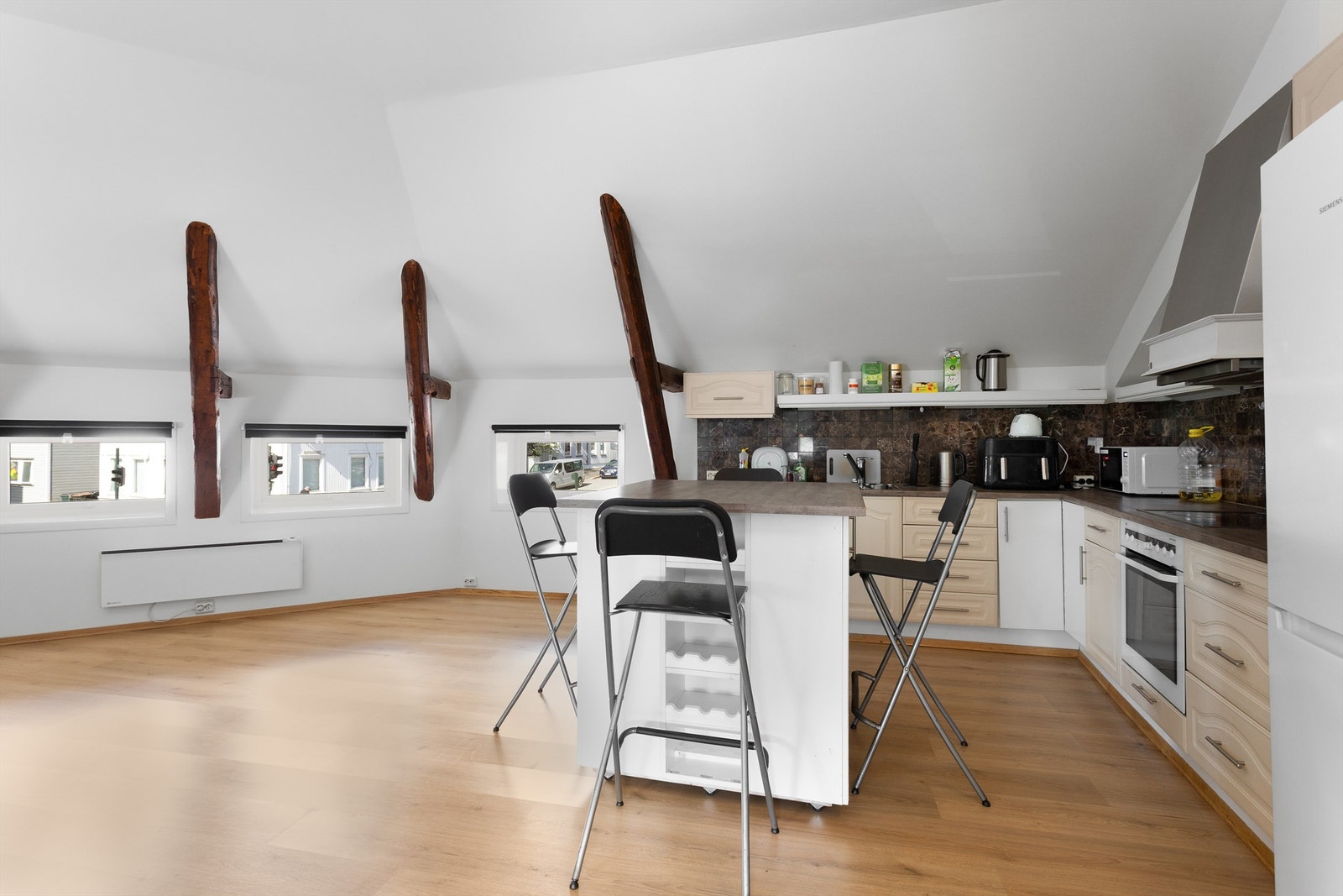 Praktisk kjøkkenøy med barløsning og underskap Galleribilde