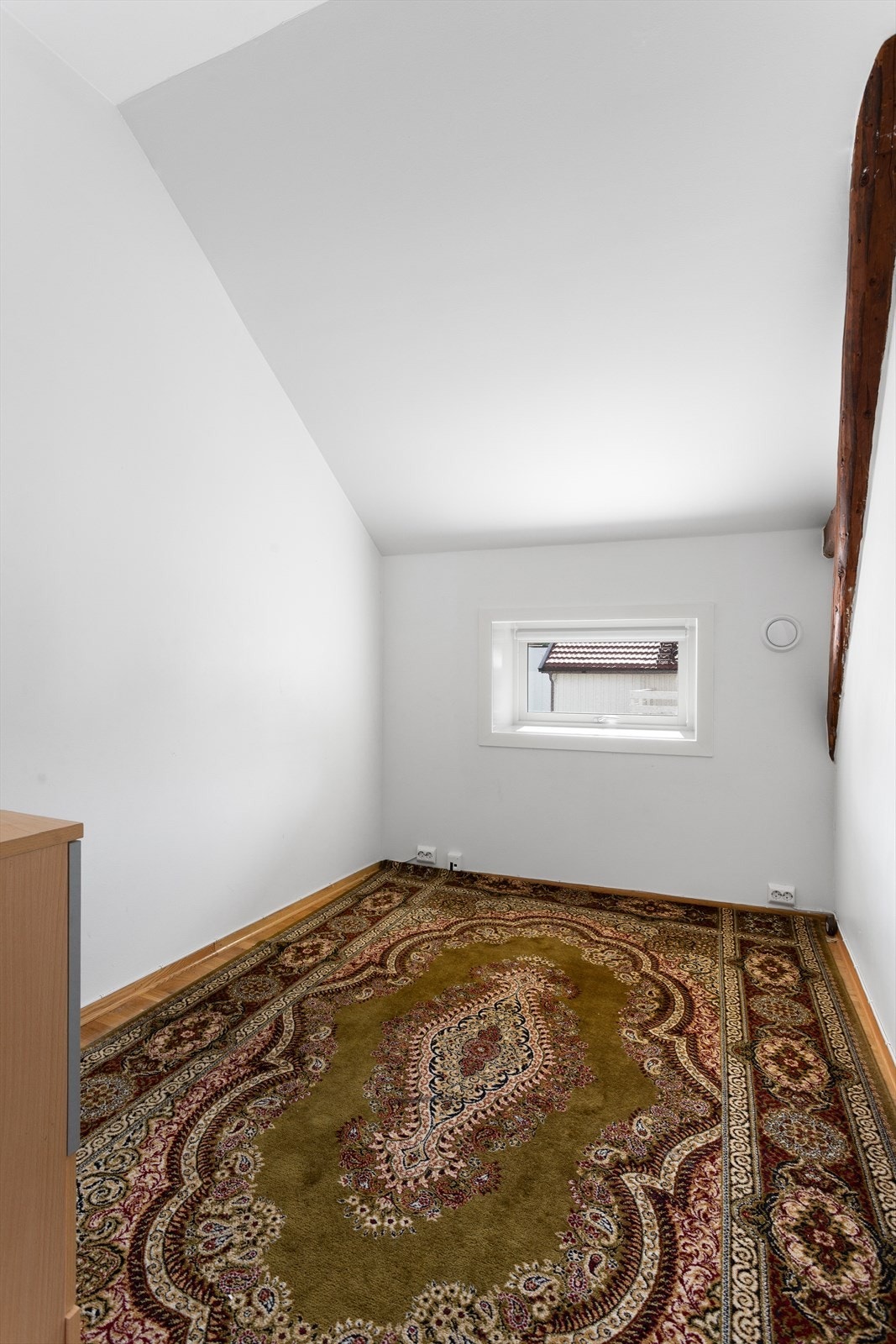 Soverom 2 med parkett på gulv, malte vegger og malt himling Galleribilde