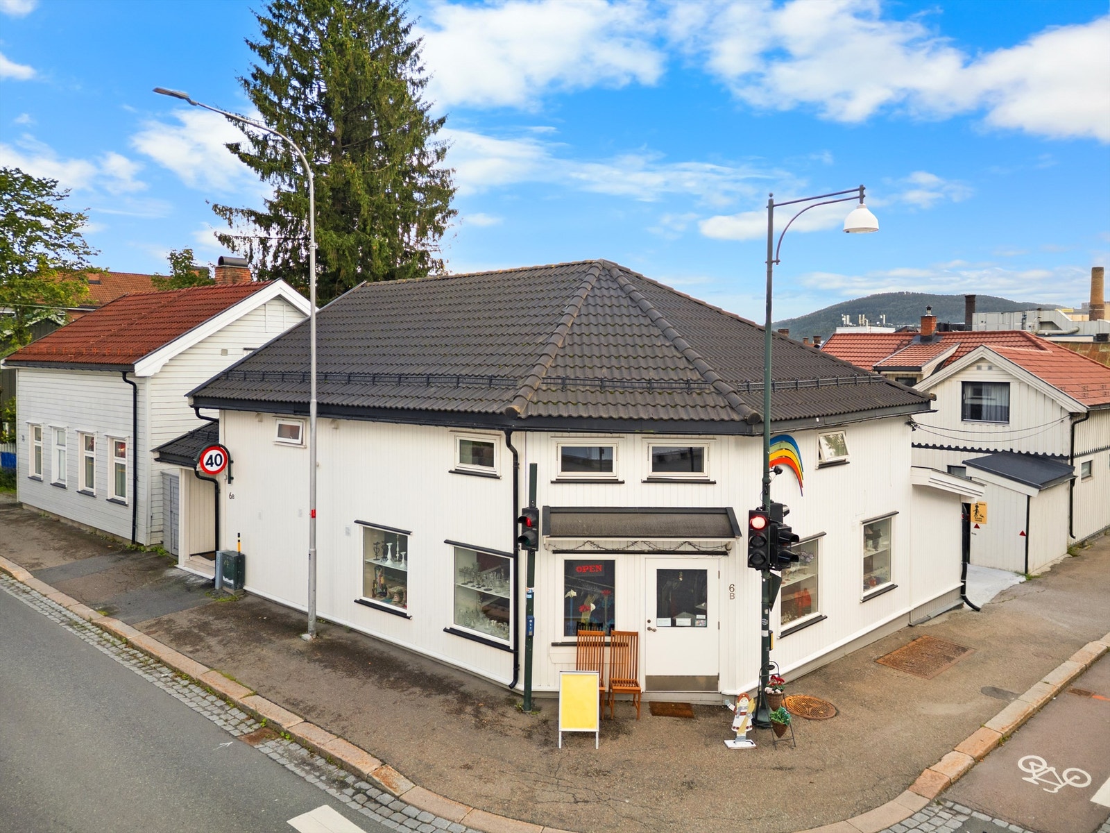 CC Drammen kjøpesenter, matbutikk og bensinstasjon ligger innen kort gangavstand fra eiendommen Galleribilde