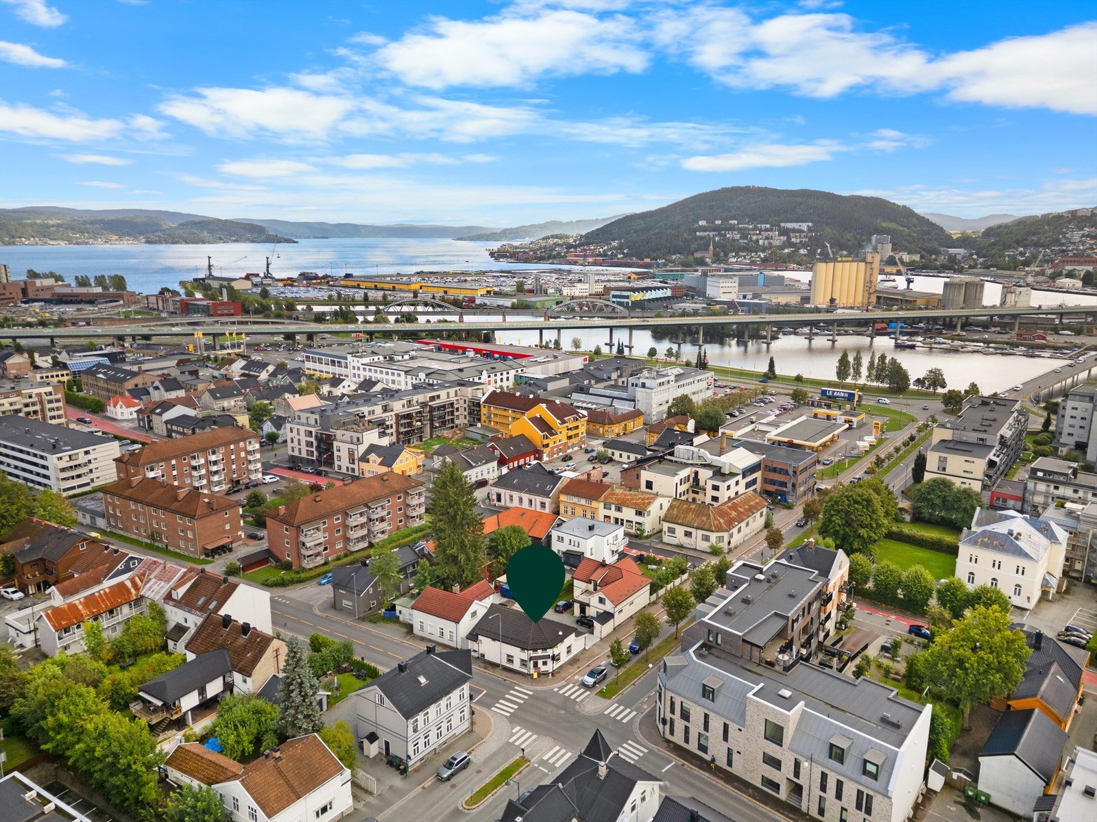 Sentrumsnær eiendom med kombinert bolig- og næringsbygning. Foto: Ole Thorgeir Solheim Thoresen Galleribilde