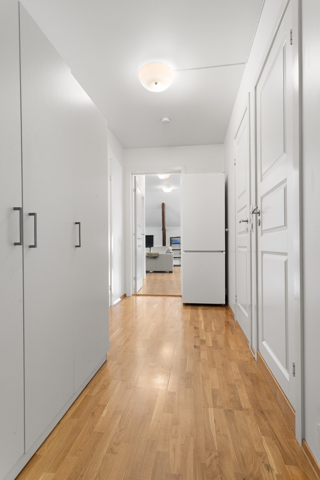 Gang med garderobeløsning i hvit og glatt utførelse Galleribilde