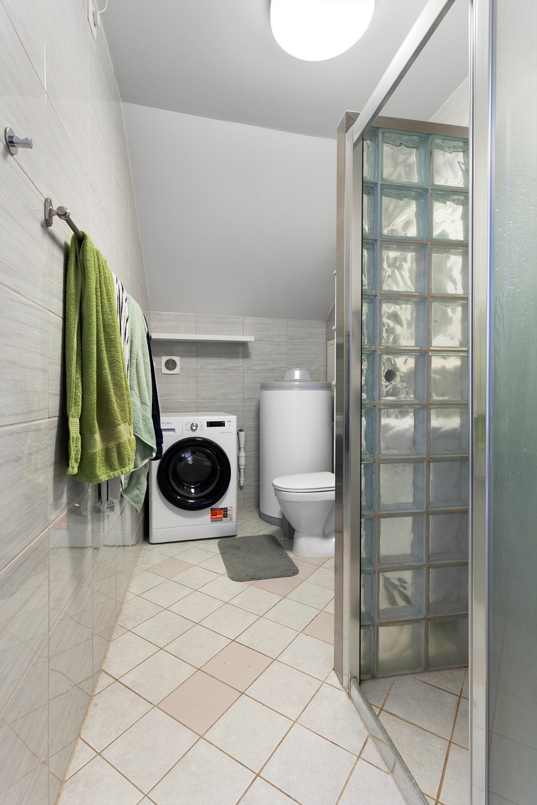 Flislagt bad fra 2014 med dusjnisje og gulvvarme Galleribilde