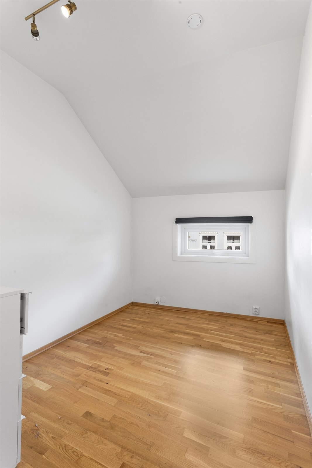 Soverom 3 med parkett på gulv, malte vegger og malt himling Galleribilde