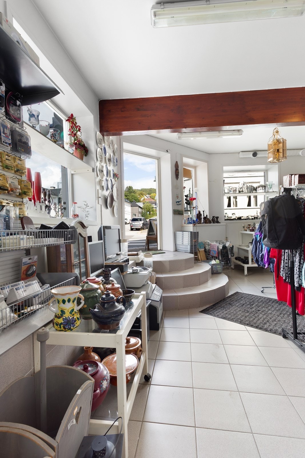 Næringsdelen i 1. etasje består av butikklokaler, wc-rom, kjøkken, lagerareal, garderoberom og renhold-/utstyrsrom Galleribilde