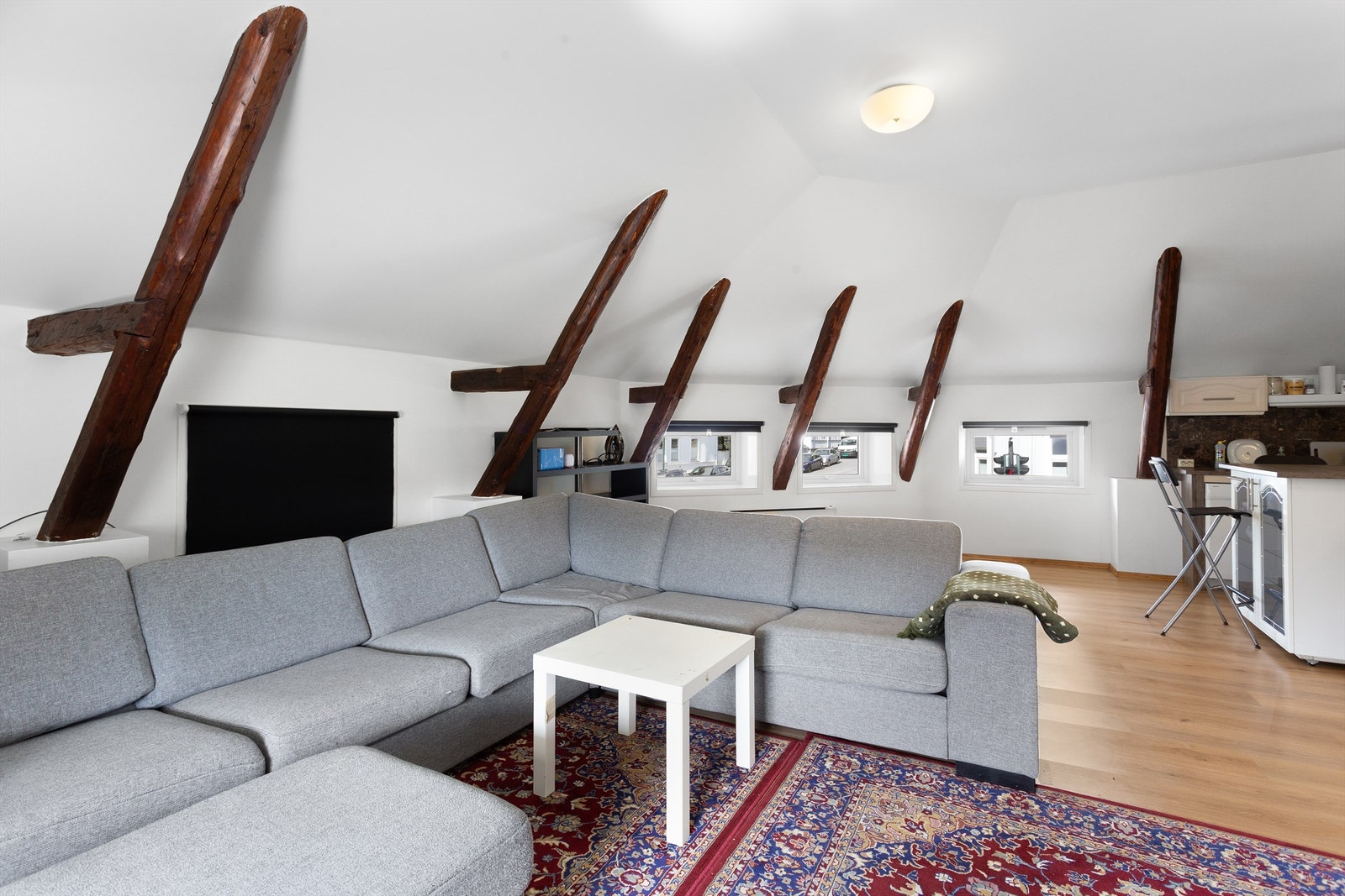 Loftetasjen ble innredet til leilighet i perioden 2010-2014 Galleribilde