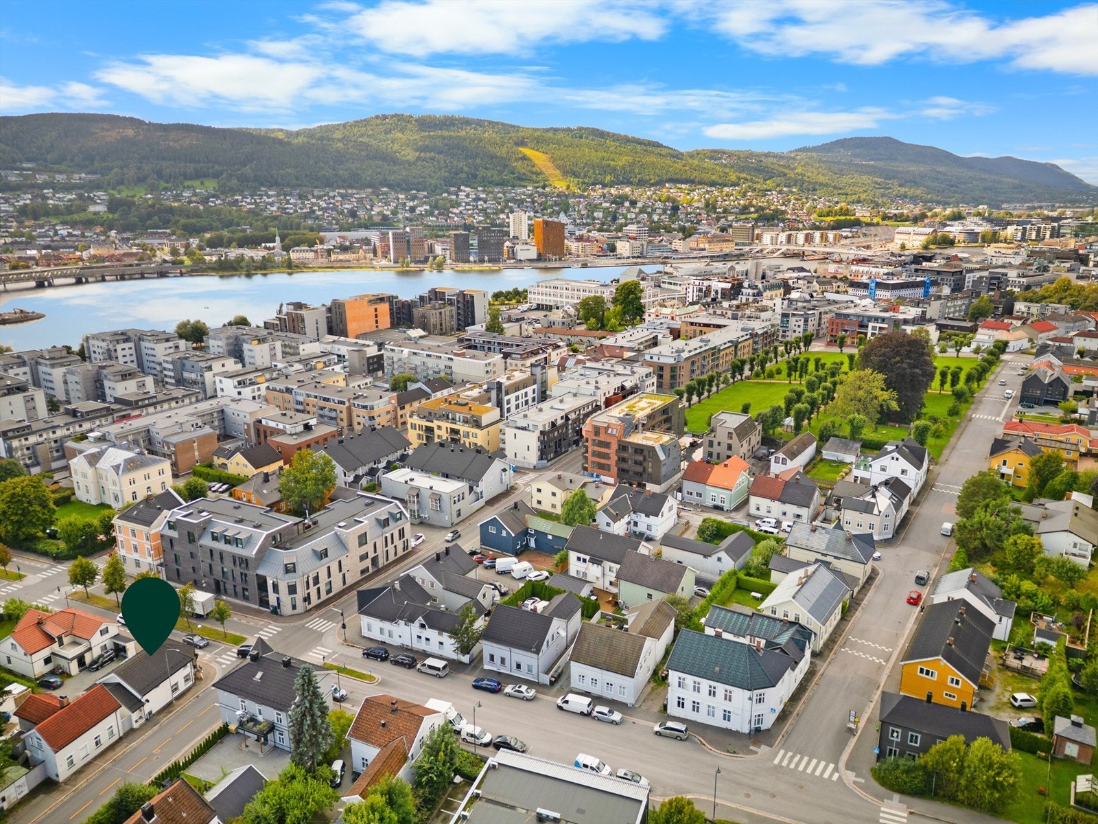 Umiddelbar nærhet til bussholdeplass med gode forbindelser og ca. 10 min gange til togstasjon Galleribilde