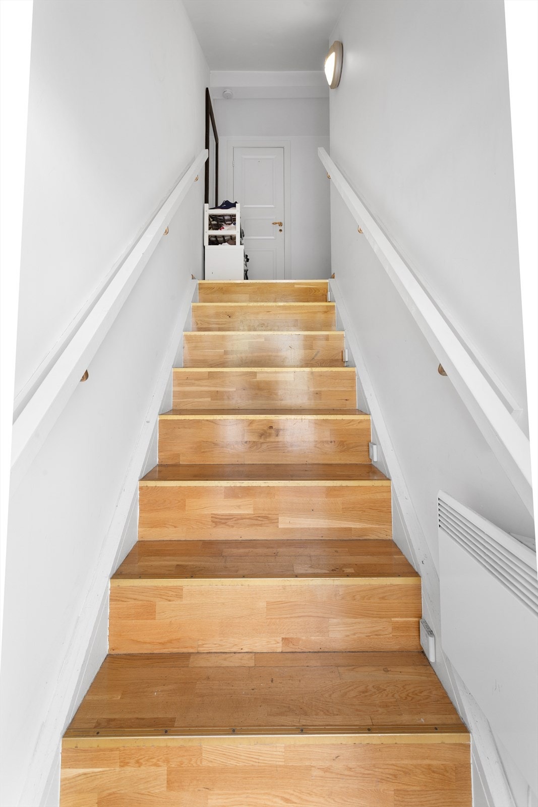 Eget utvendig inngangsparti i 1. etasje med trapp opp til leilighetens entré Galleribilde