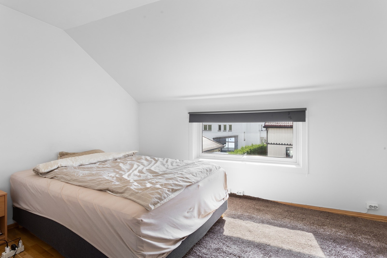 Soverom 1 med parkett på gulv, malte vegger og malt himling Galleribilde