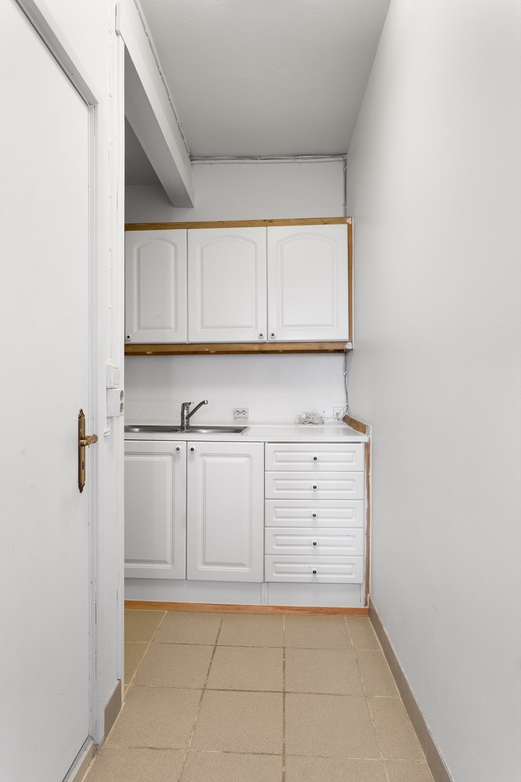 Fliser på gulv, malte vegger og malt himling Galleribilde