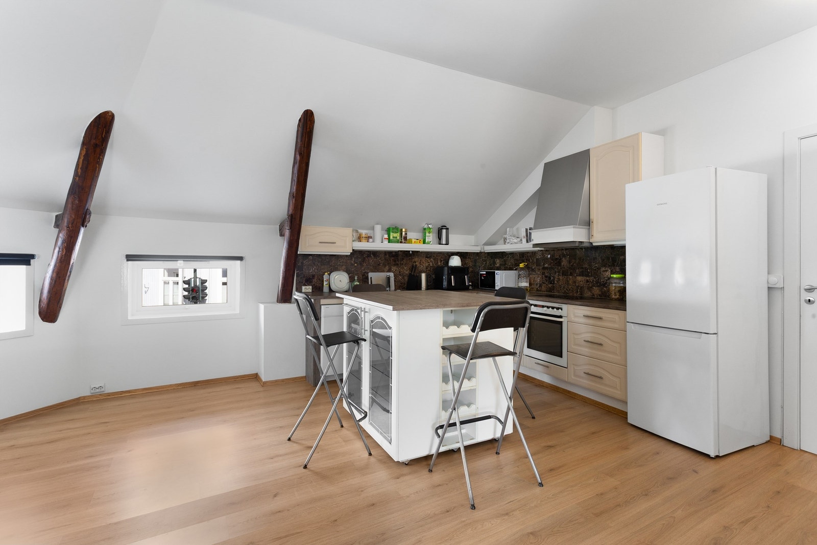 Profilert kjøkkeninnredning med over- og underskap Galleribilde