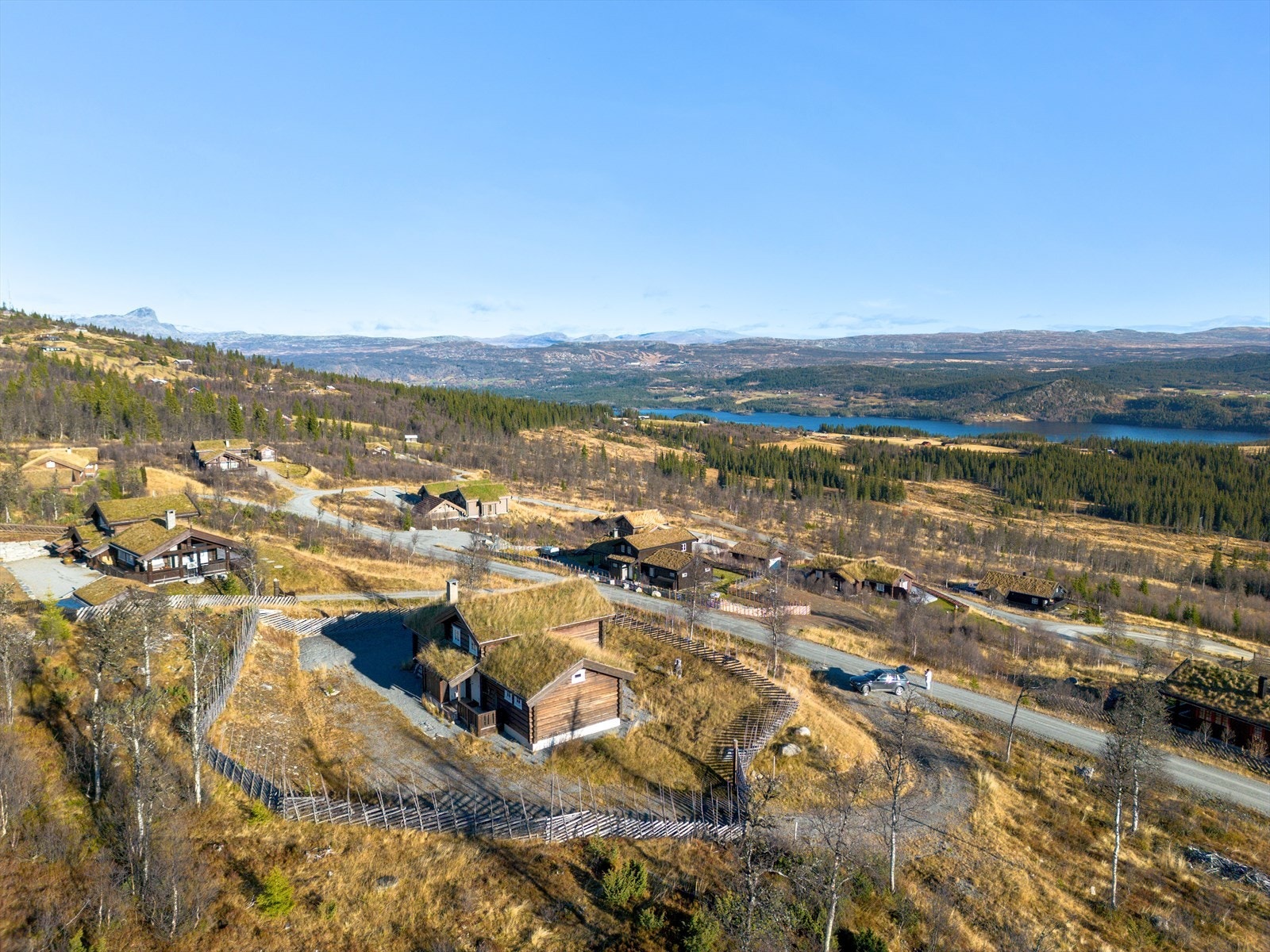 Ulvhild hyttegrend ligger ved foten av Slettefjell, ca. 905 moh, med vakker utsikt til Jotunheimen kan en nyte vid utsikt til bl.a. Bitihorn, Skaget, Mellene, Gråhø, og Øyangen. Galleribilde