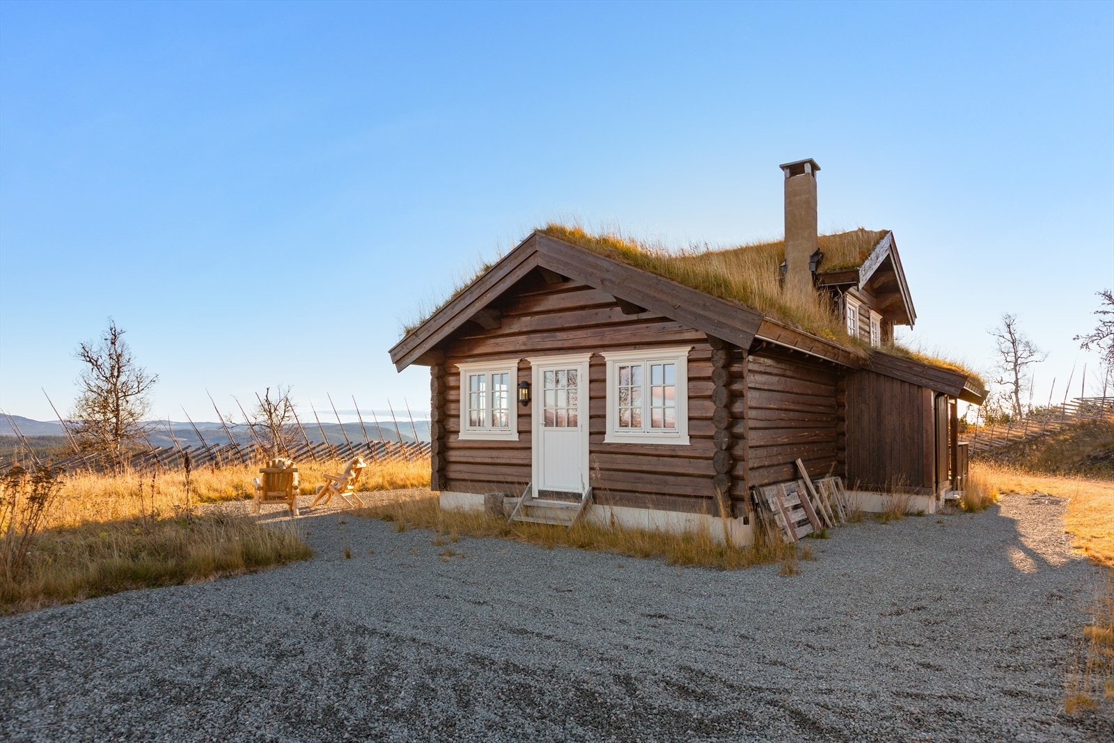Fra stuen er det utgang til gruset uteplass. Galleribilde