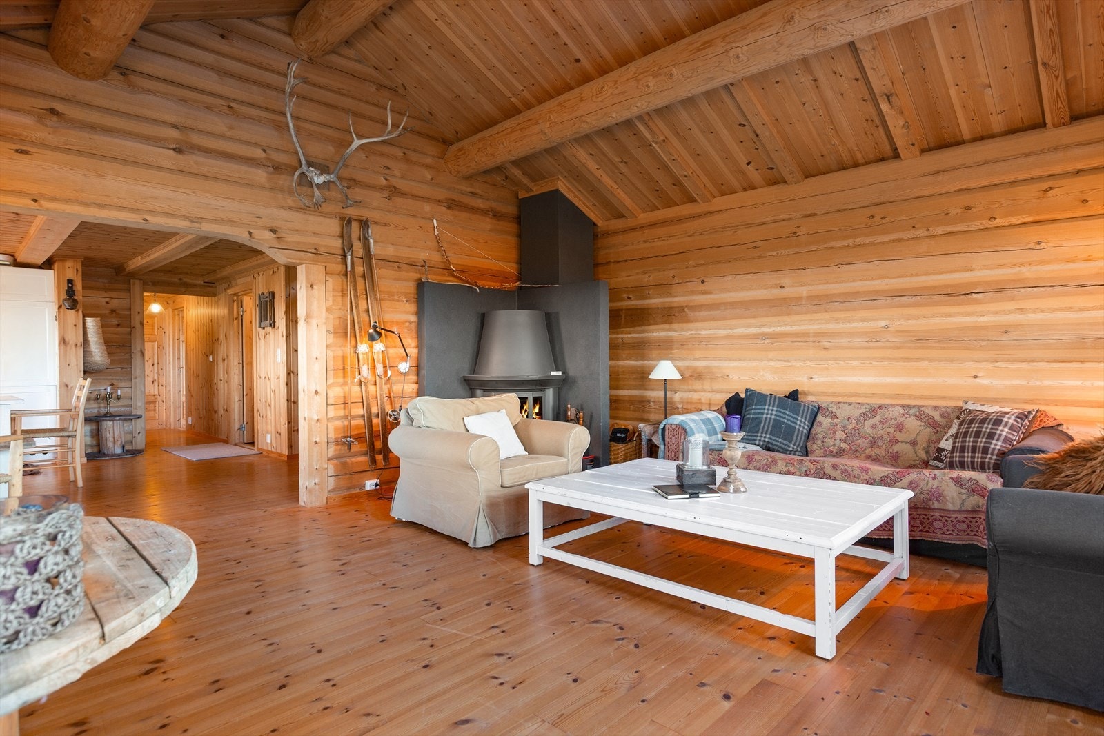 Her er det plass til møblering av salong. Her er det en plassmurt peis, som bidrar til ekstra varme og kos på kalde årstider. Galleribilde