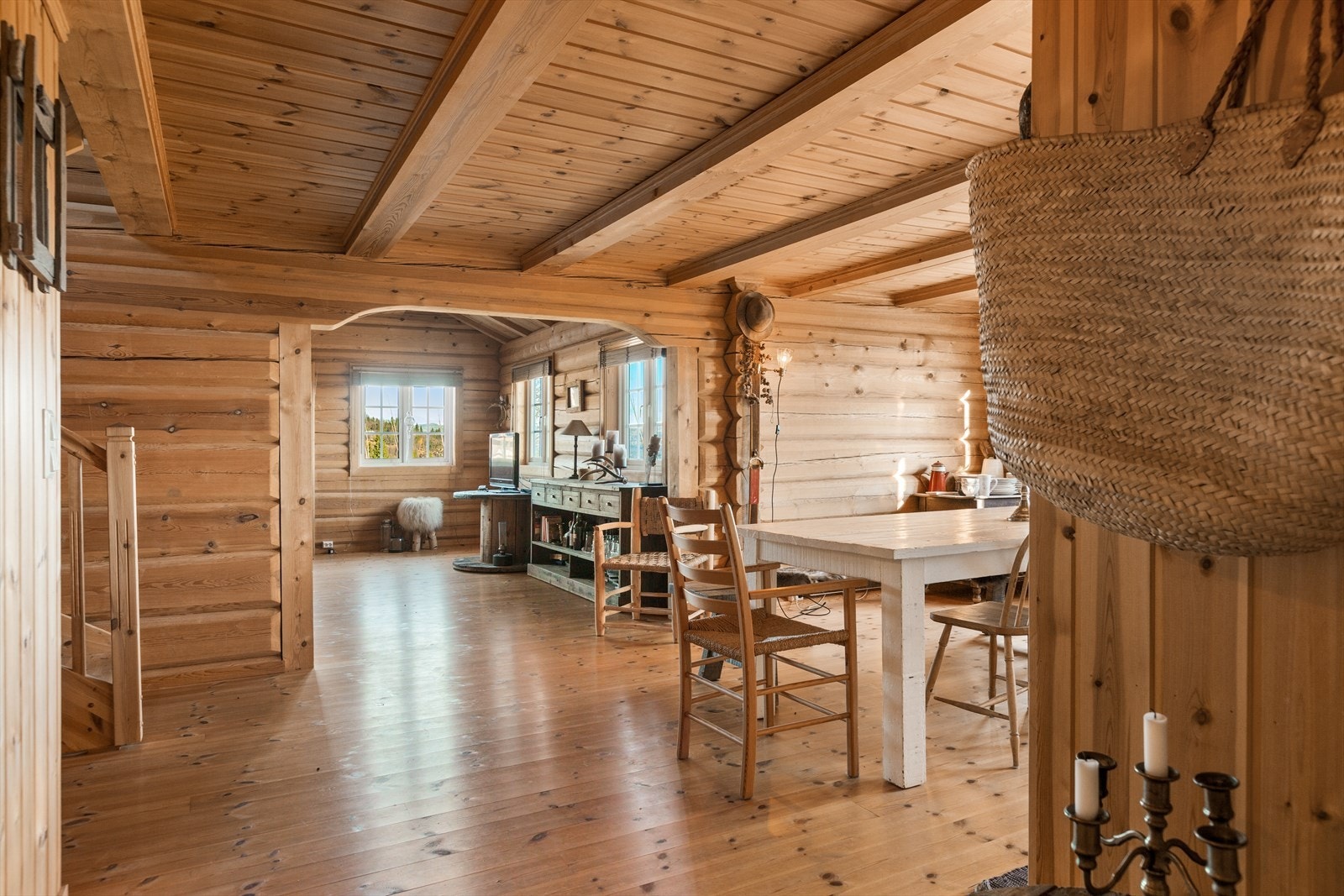 Lys og innbydende allrom i lun tømmerstil, perfekt for rolige stunder og sosiale sammenkomster. Galleribilde