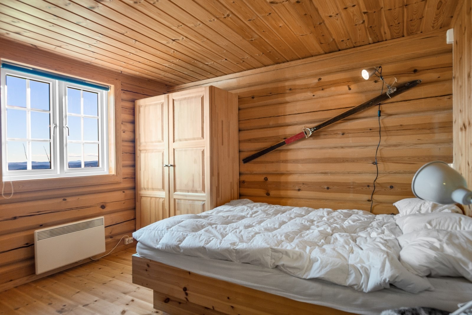 Hytta har fire soverom, to i hver etasje. Soverom 1 med dobbeltseng og garderobeskap. Galleribilde