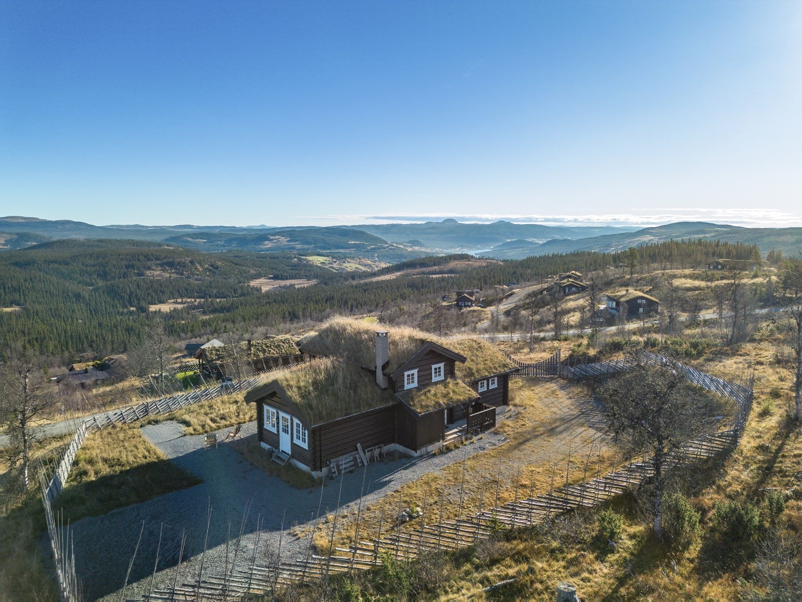 Denne flotte eiendommen ligger solrikt og vakkert til i Ulvhild hyttegrend i Vestre Slidre kommune. Galleribilde