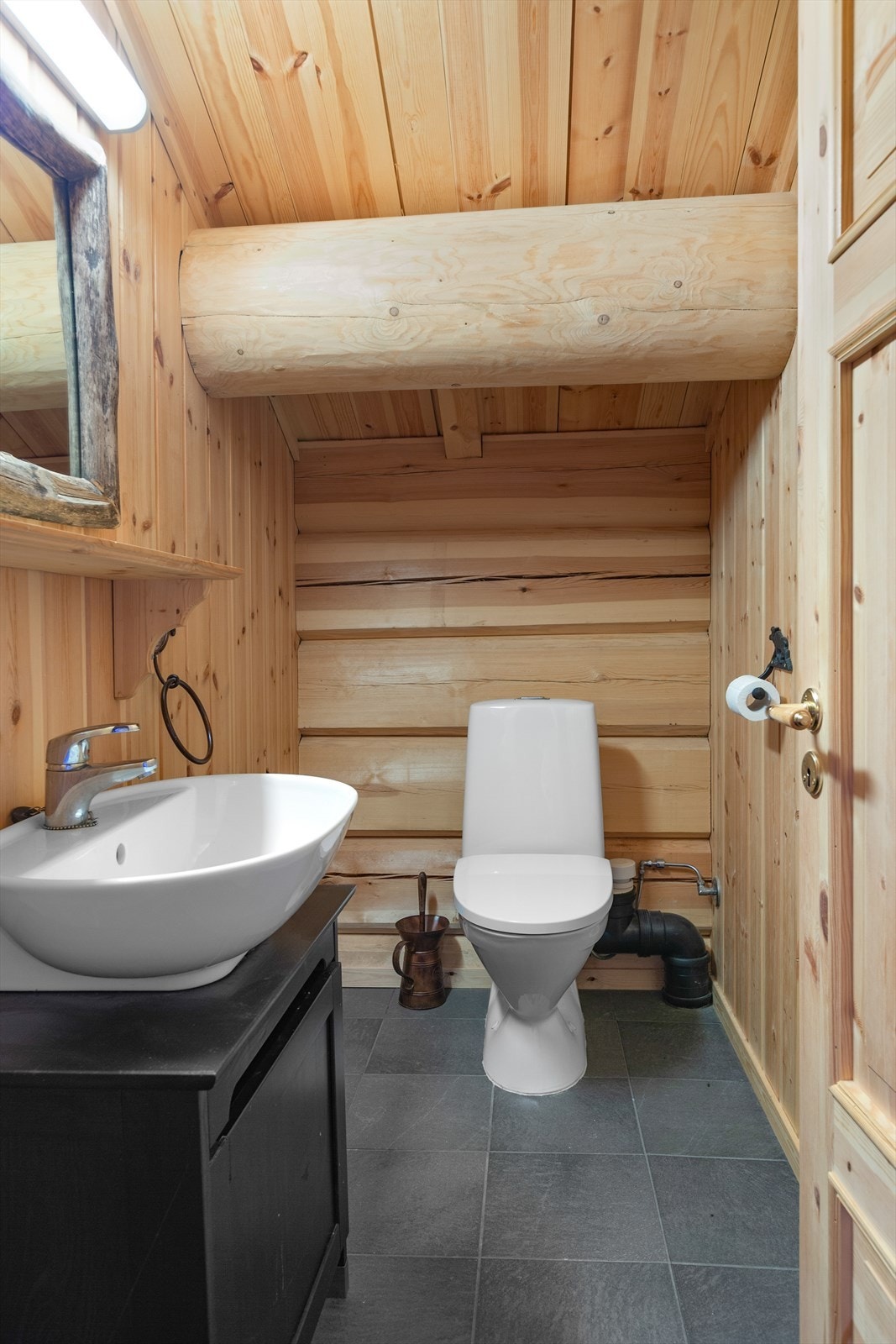 Praktisk toalettrom i 2. etg med toalett og servant. Galleribilde