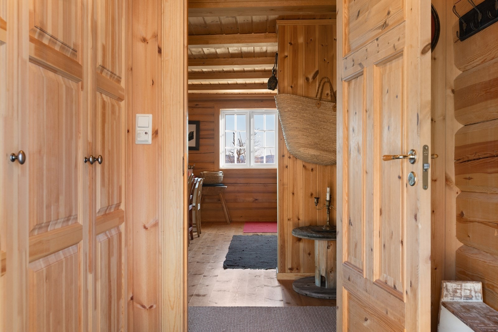 Entré med plassbygde skap til oppbevaring av yttertøyet. Galleribilde