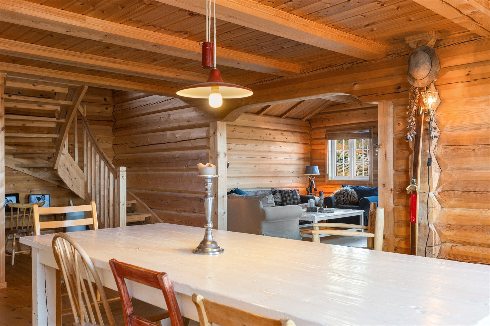 På kjøkkenet er det plass til et stort spisebord. Galleribilde