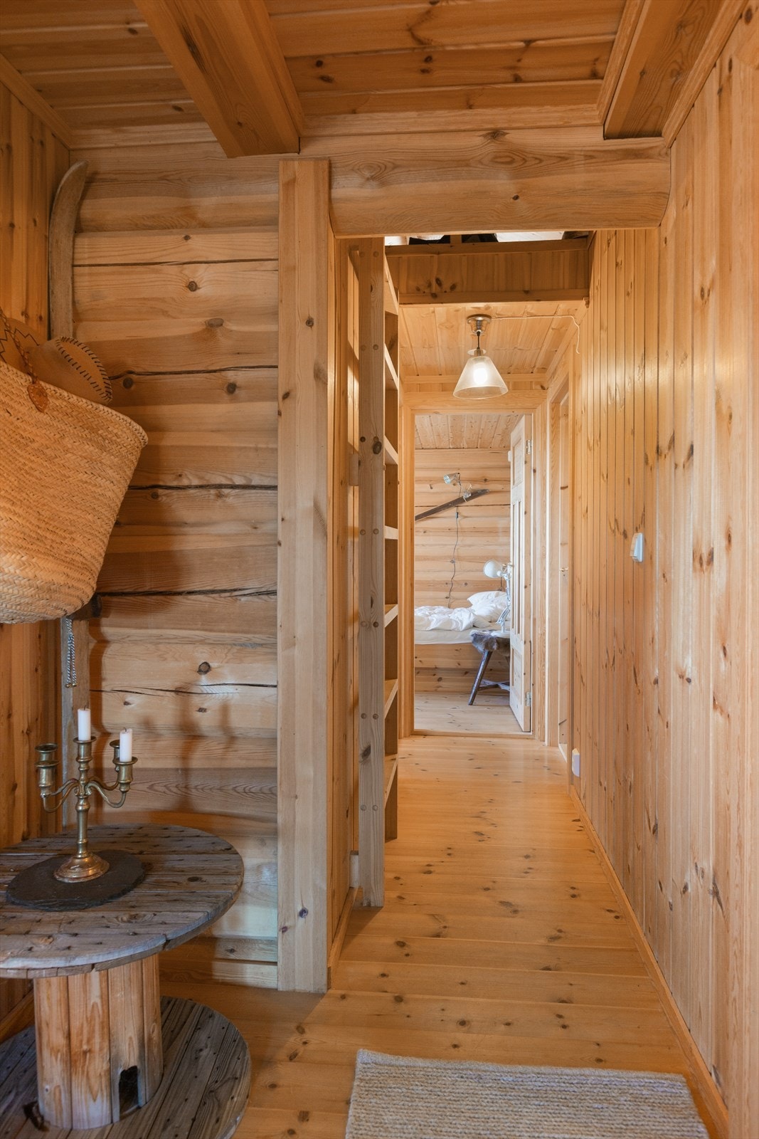 Fra soveromsgangen er det stige opp til hemsen. Det gjøres oppmerksom på at hemsen ikke er godtkjent til varig opphold grunnet lav takhøyde. Galleribilde