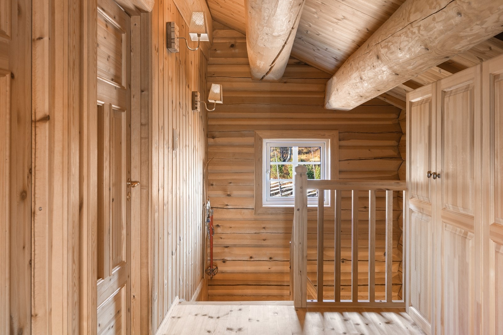 Velkommen opp i 2. etg! Her er det godt med skapplass i plassbygde skap. Galleribilde