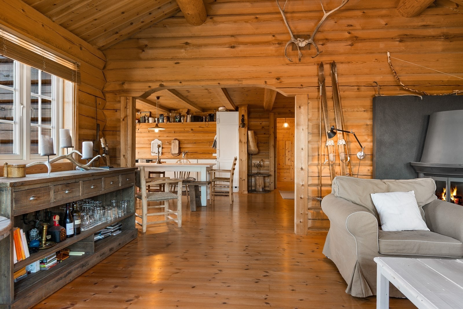 Kjøkkenet ligger i naturlig tilknytning til stuen, i en delvis åpen og sosial løsning. Galleribilde