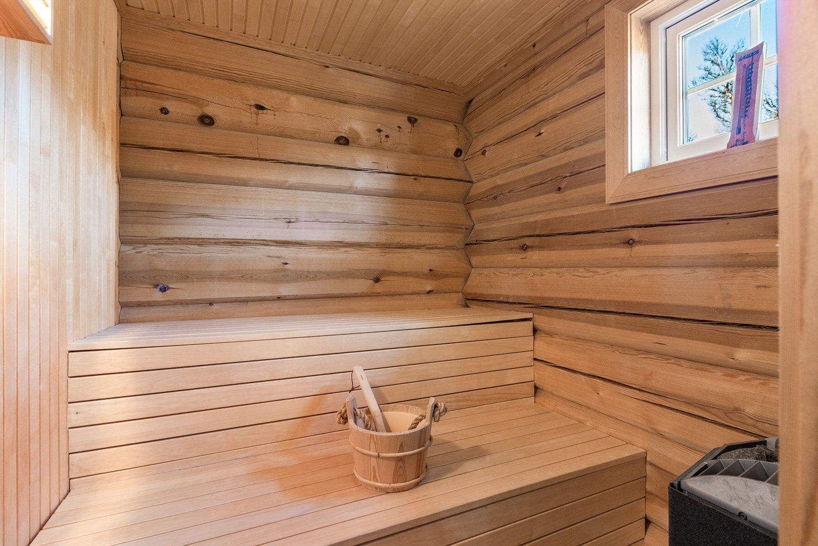 Fra badet er det tilgang til badstue med plassbygde trebenker og elektrisk badstueovn. Galleribilde