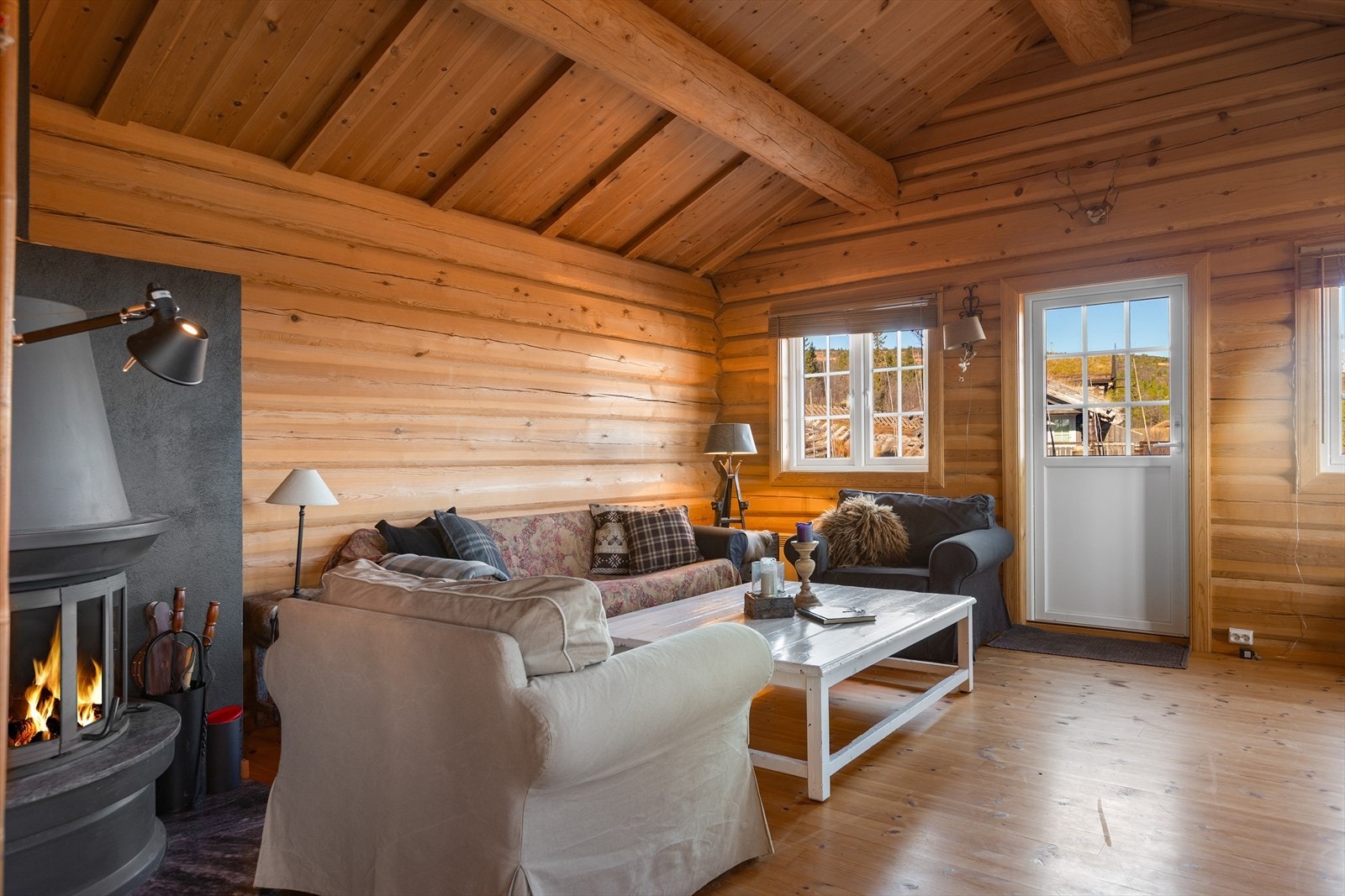 De mange vindusflatene slipper inn godt med naturlig lys, og lar deg nyte den fine utsikten. Galleribilde