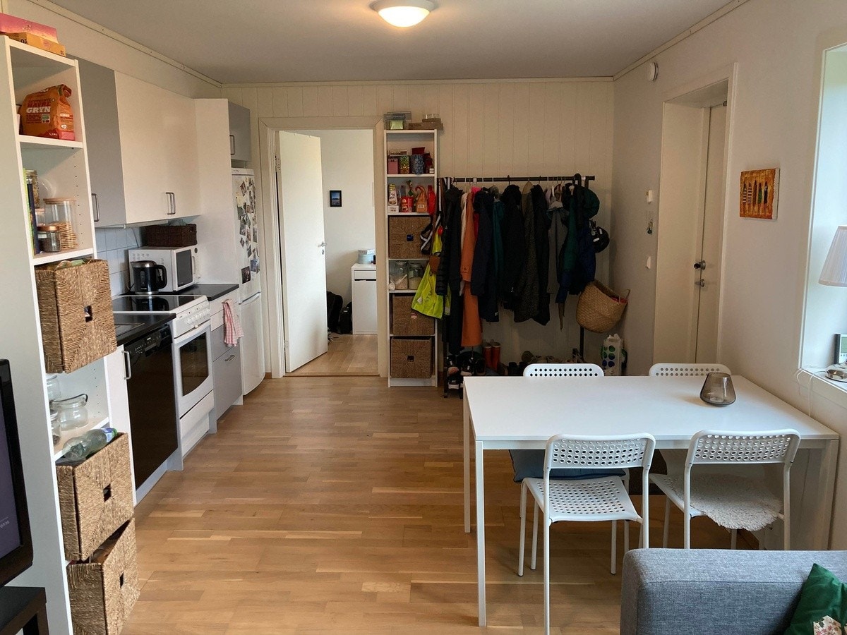 Sett fra sofaen mot kjøkken og soverom Galleribilde