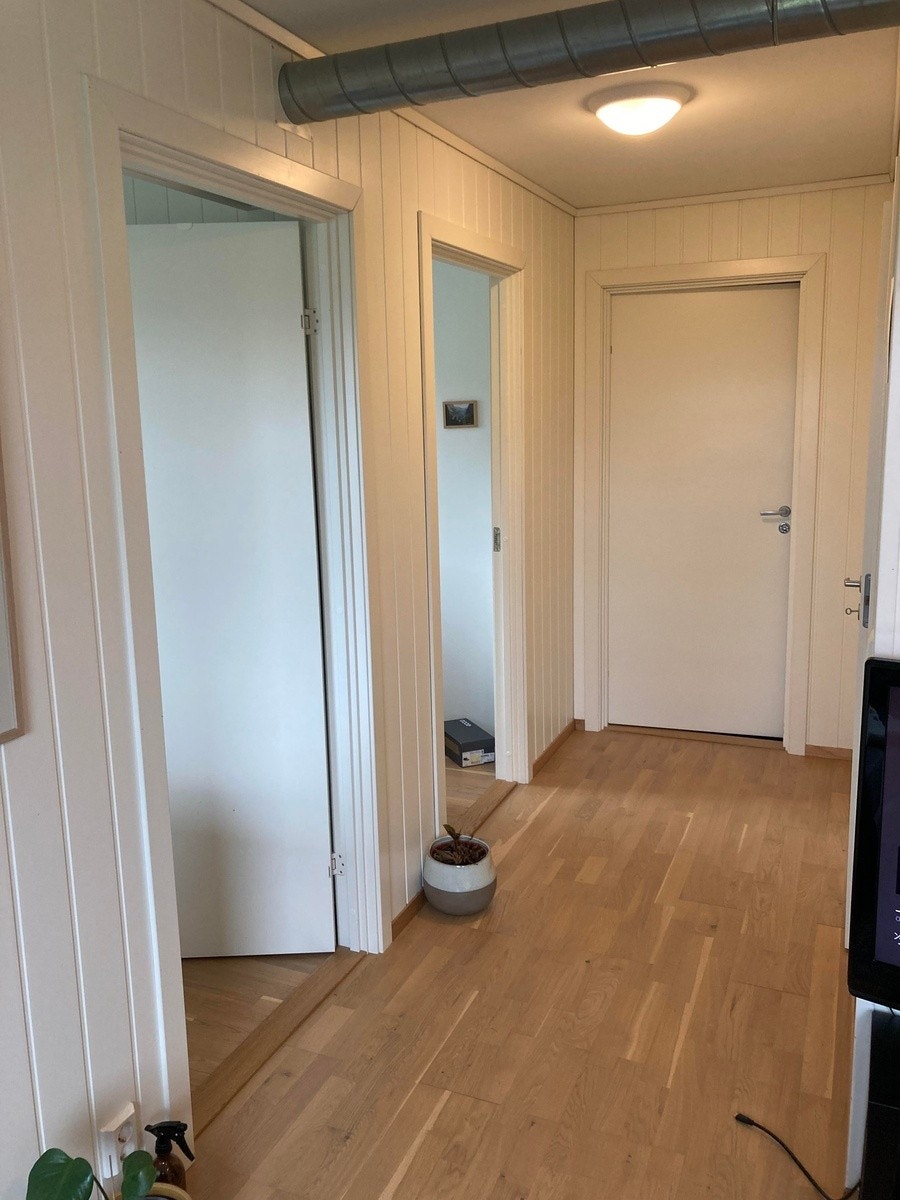 Gang inn til badet med innvendig bod til høyre. Galleribilde