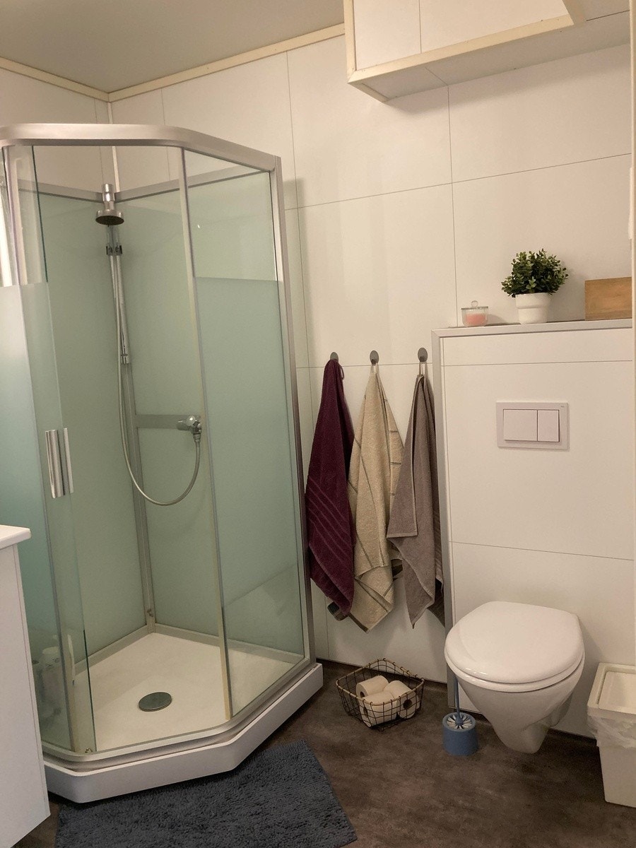 Bad med vegghengt WC og dusj Galleribilde