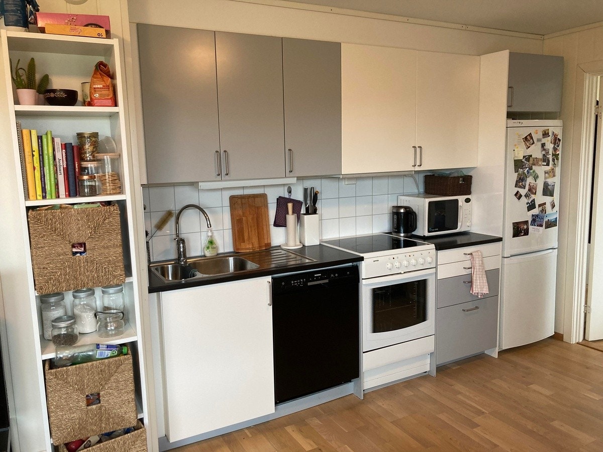 Kjøkken med kjøl+frys, oppvaskmaskin, komfyr og mulighet for micro. Galleribilde