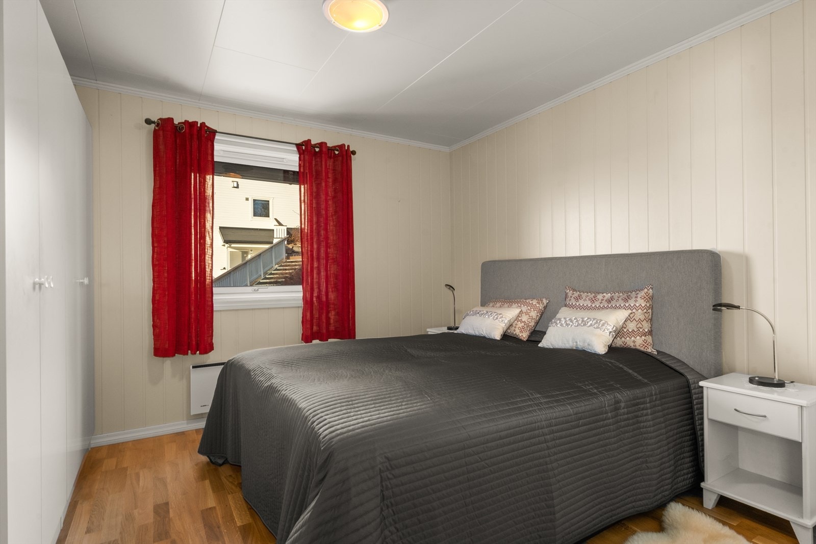 Det største soverommet - her er det godt med skapplass. Galleribilde