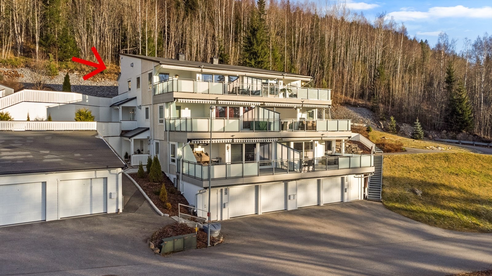 Flott beliggende på toppen og garasje i underkant. Galleribilde