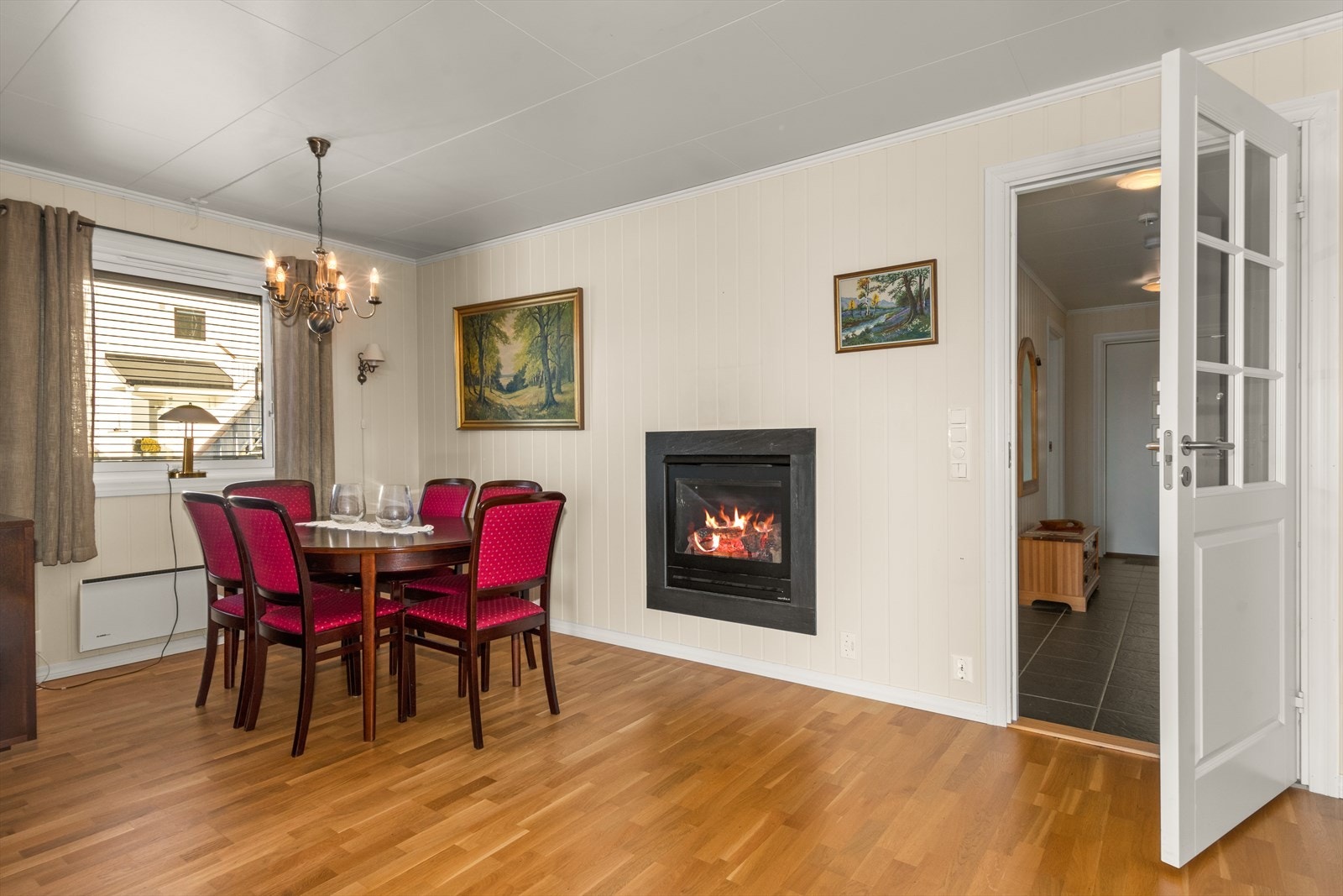 Den sosiale sonen deles av med en praktisk glassdør som gir fint lys til gangen. Galleribilde