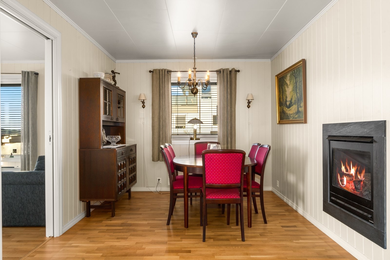 Spisestuen er plassert ved siden av gasspeisen - her er det også inngang til stue/soverom. Galleribilde