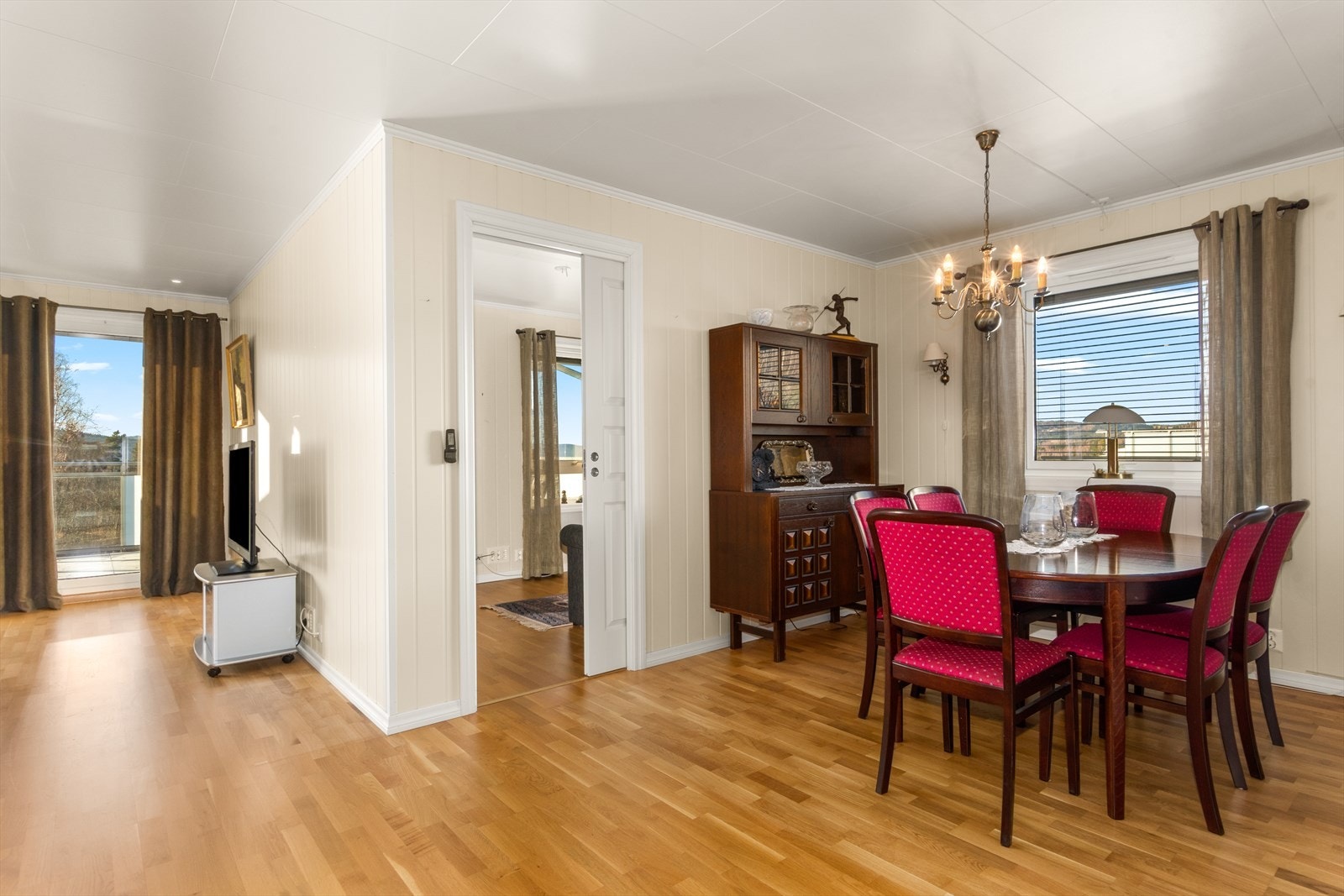 Praktisk skyvedør mellom spisestuen og den ekstra stuen/soverommet. Galleribilde