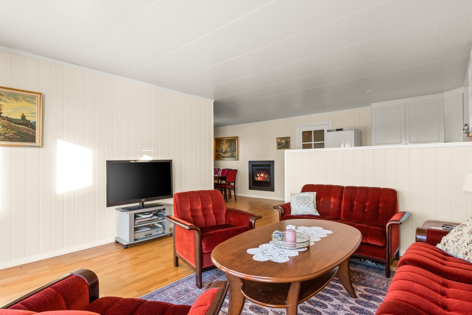 Kjøkkenet er delt av mot TV-stuen med en smart halvvegg. Galleribilde