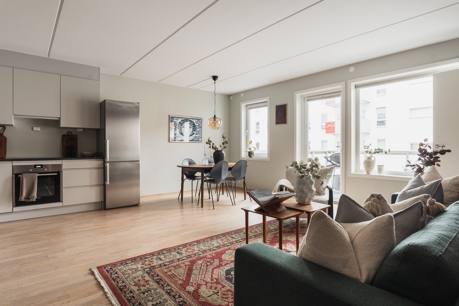 Stuen oppleves som lys og hyggelig med store vindusflater som gir rikelig med naturlig lys. Plass til sofa- og spise gruppe samt tilhørende møblement Galleribilde